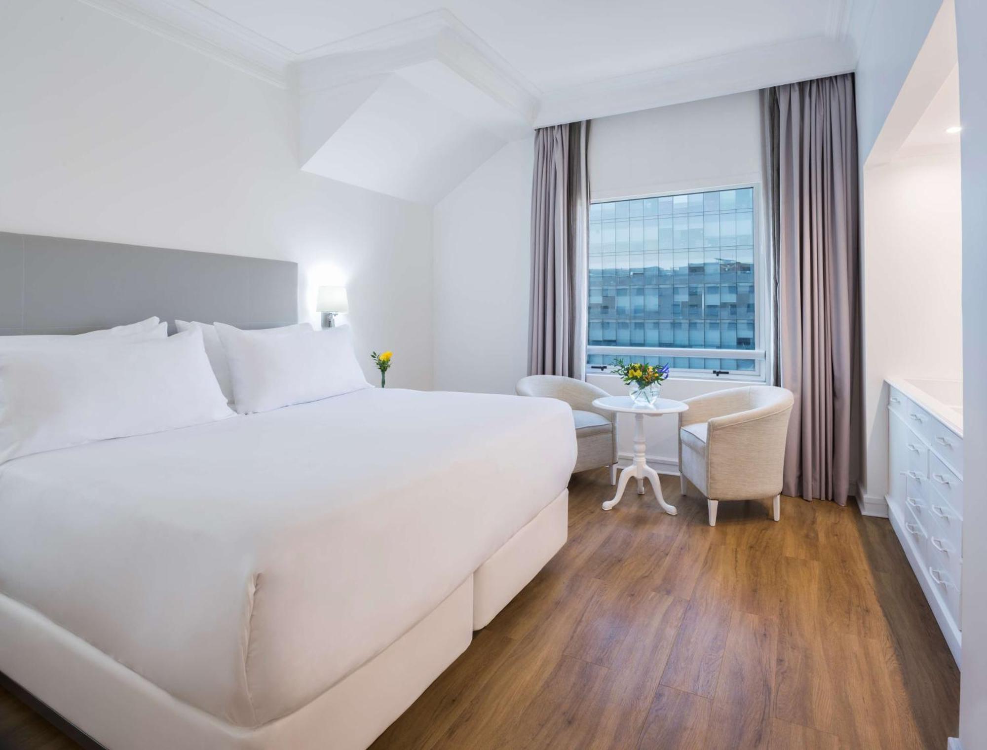 Nh Collection Plaza Santiago Hotel Екстериор снимка A room at the hotel