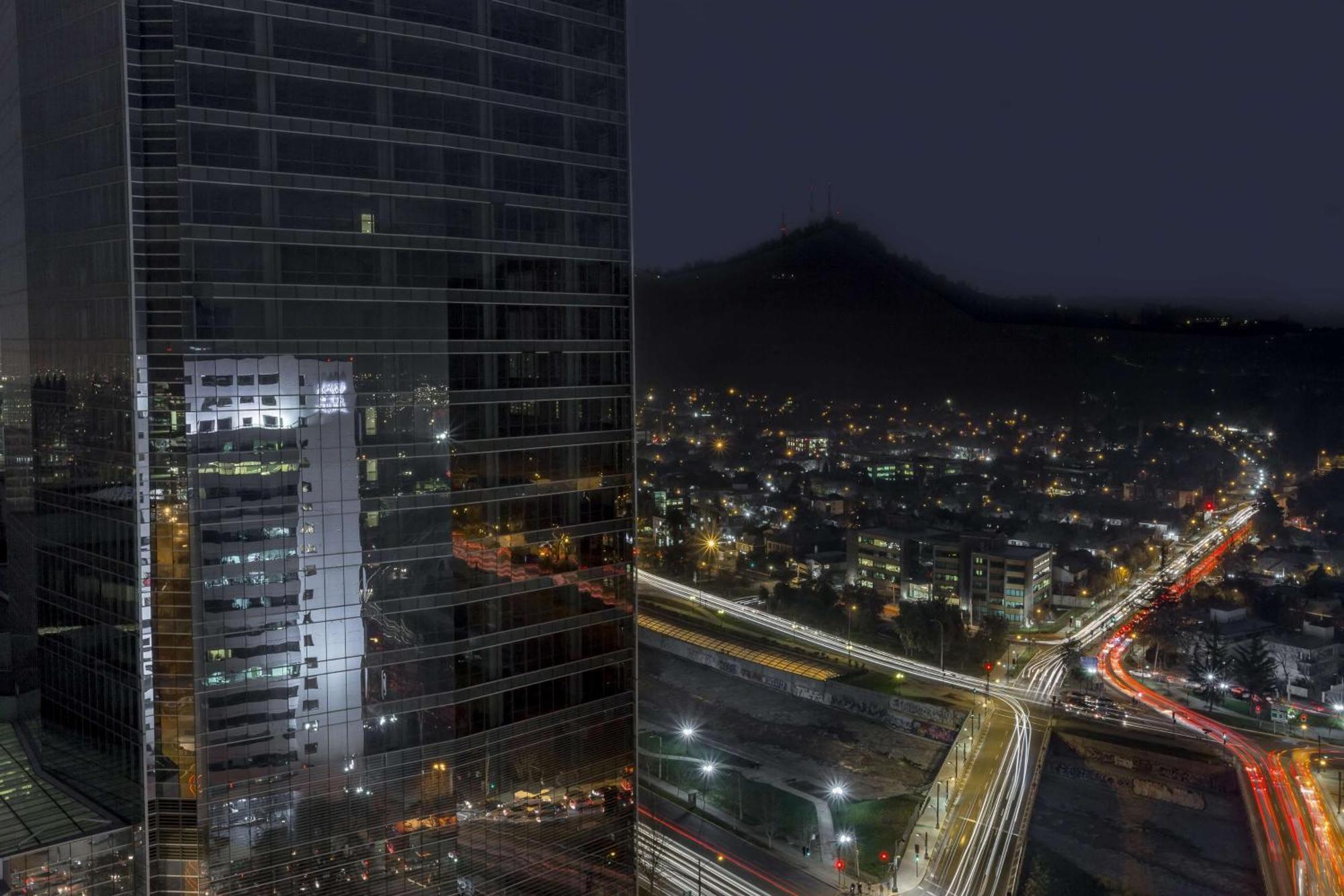 Nh Collection Plaza Santiago Hotel Екстериор снимка View of the complex at night