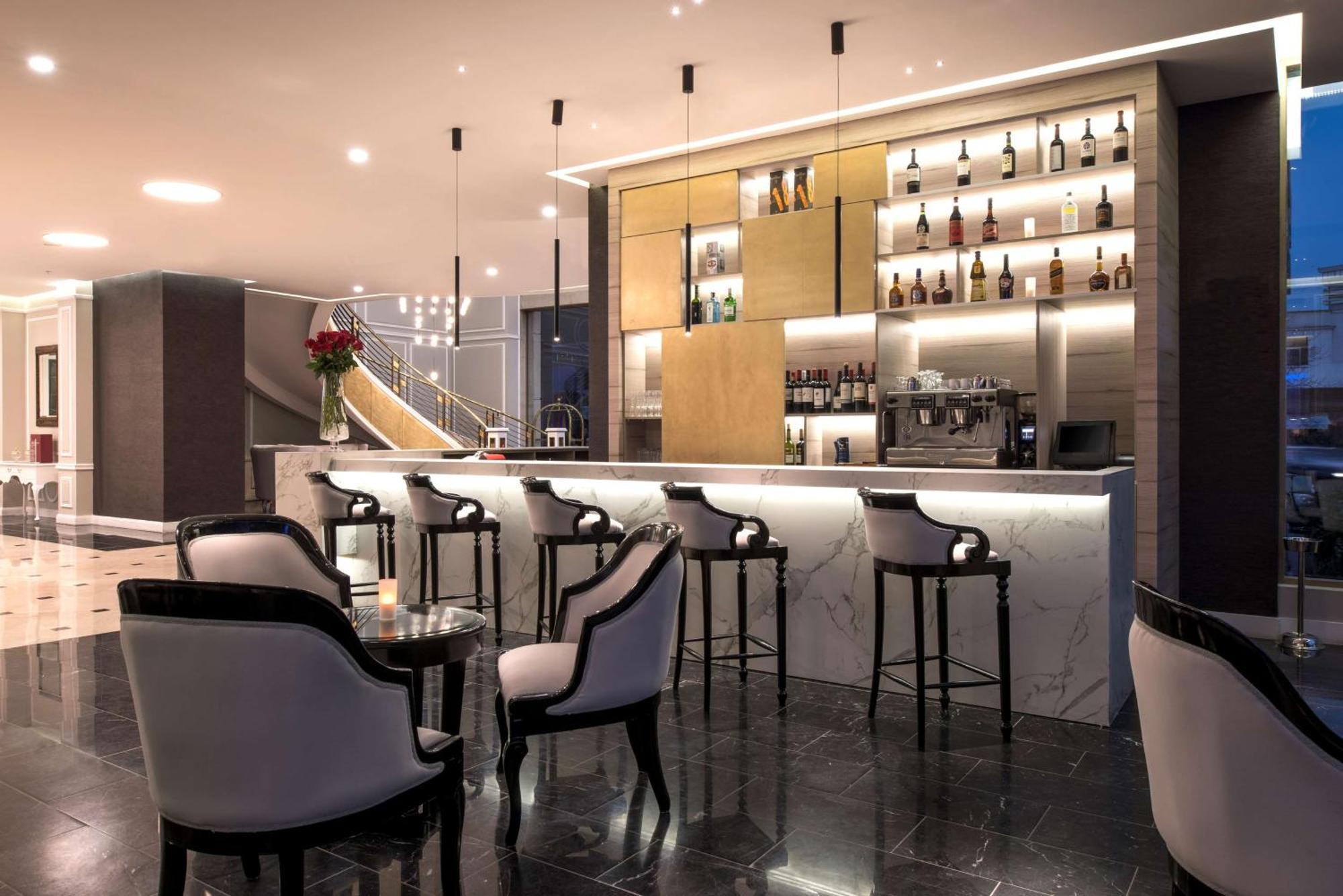 Nh Collection Plaza Santiago Hotel Екстериор снимка The bar at the 100 Queen's Gate